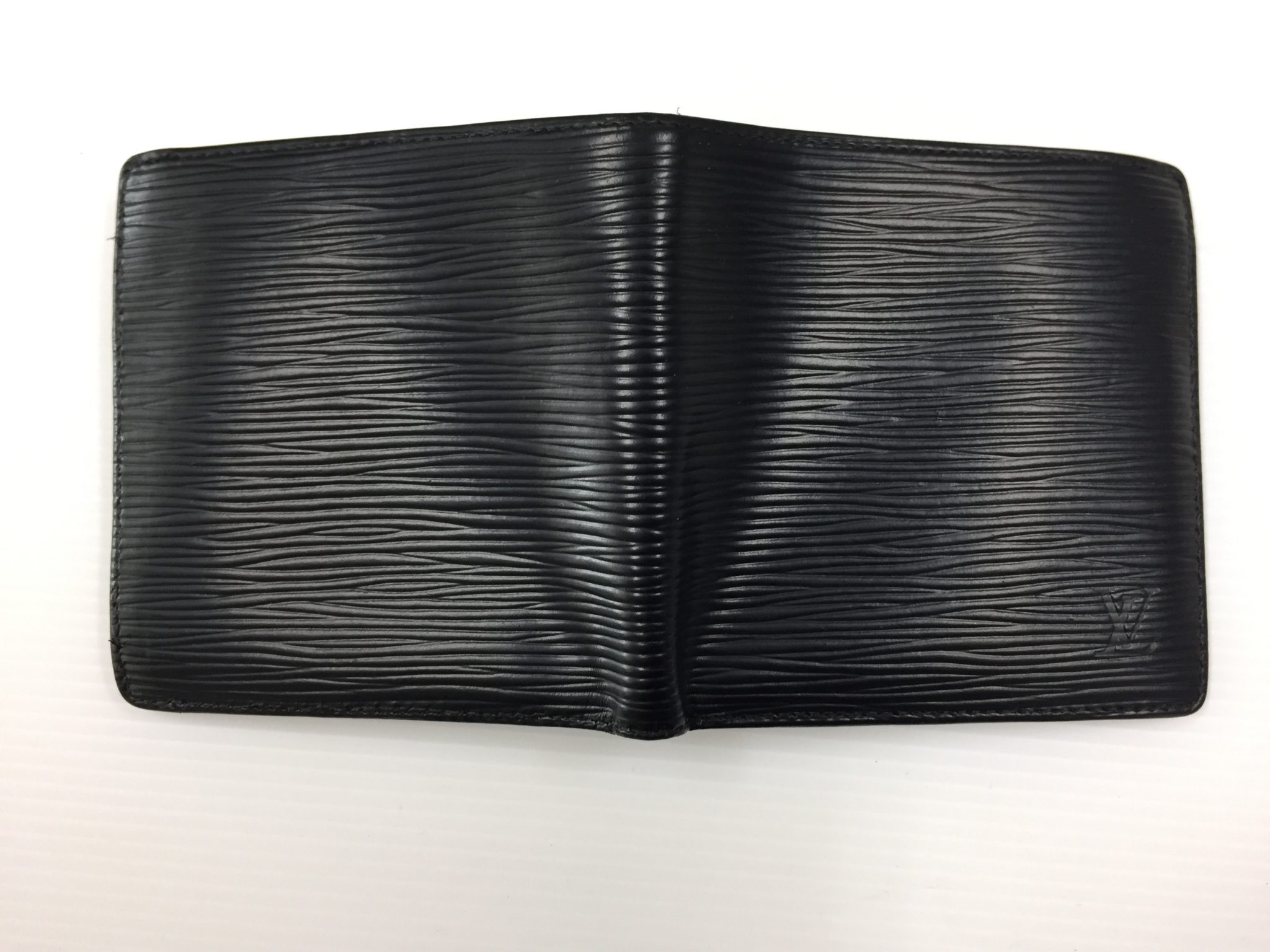 20-40 ルイヴィトン(Louis Vuitton)エピお財布黒へお色替えアフター