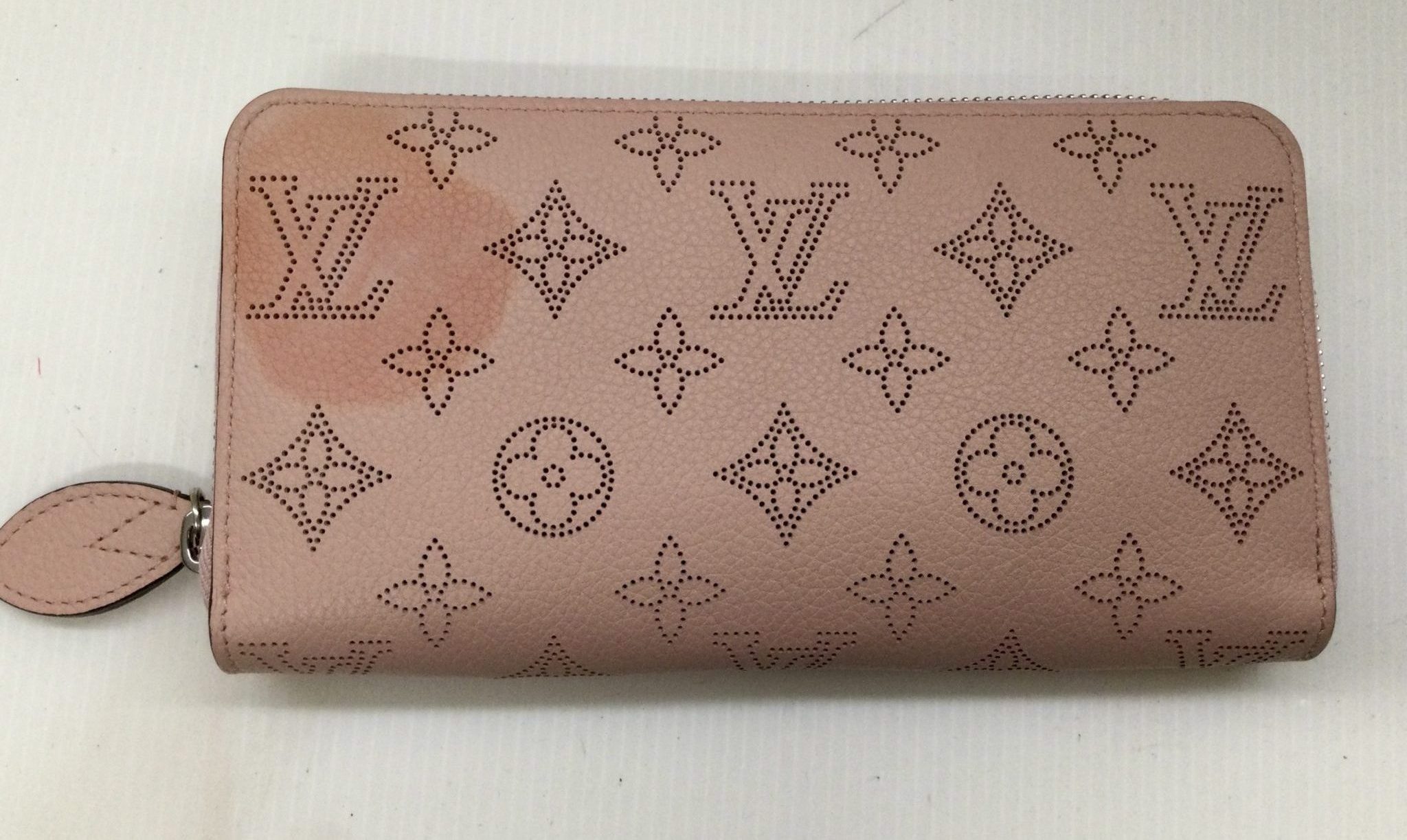 21-44 ルイヴィトン(Louis Vuitton)パンチング財布　部分色補正ビフォー