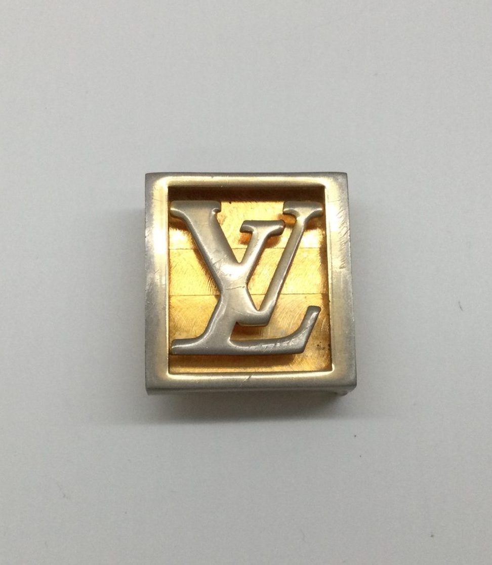 22-47 ルイヴィトン(Louis Vuitton)ベルトバックル　金メッキ再生ビフォー