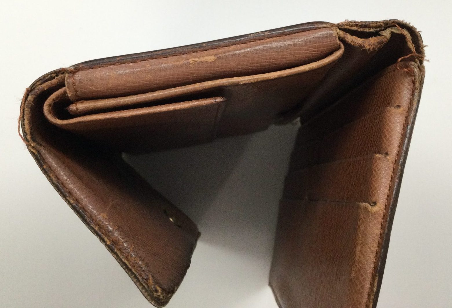 22-74 ルイヴィトン(Louis Vuitton)モノグラム財布　ステッチ補修・色補正ビフォー