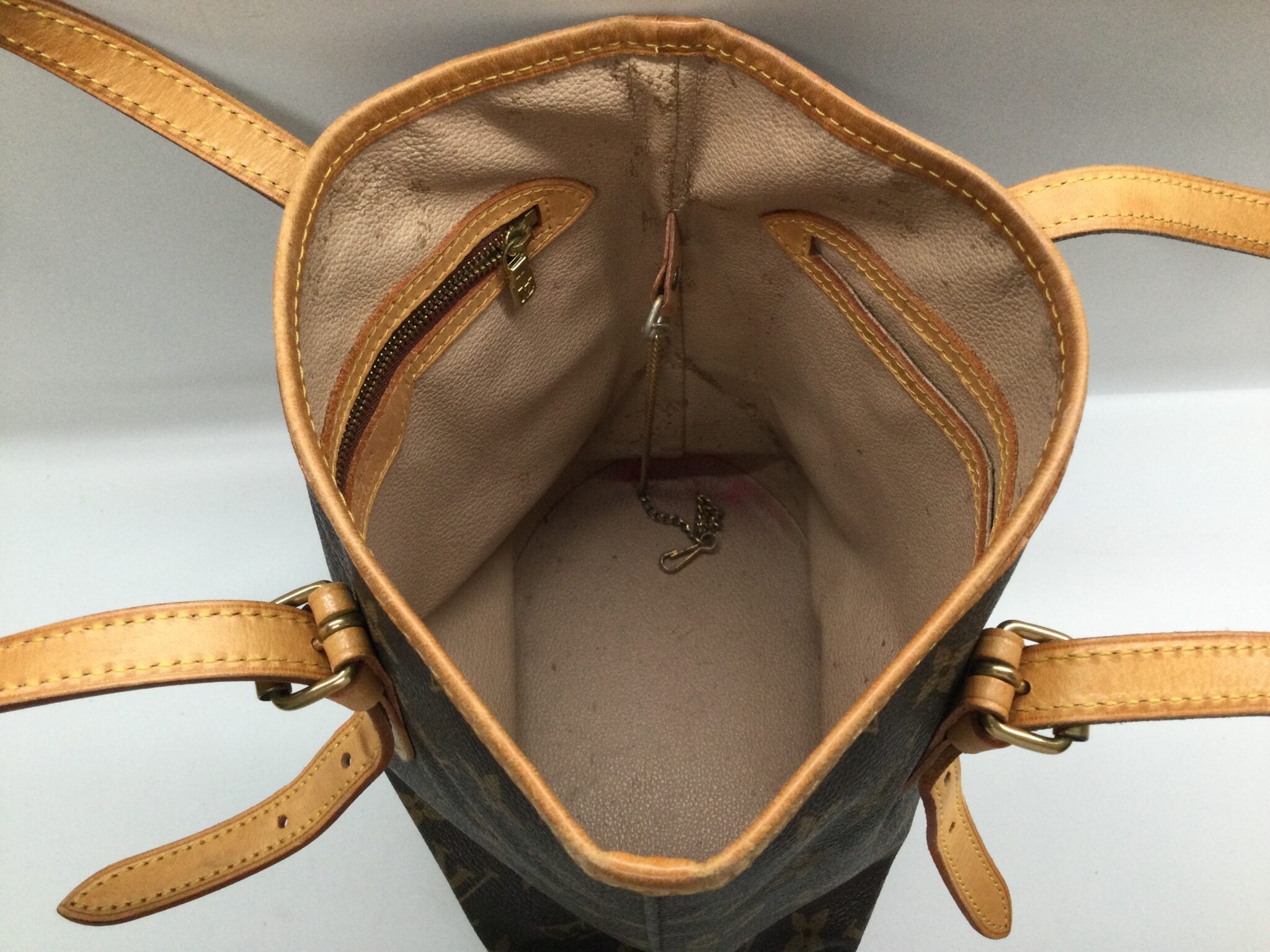 23-56 ルイヴィトン(Louis Vuitton)バケットバッグ・付属ポーチ　内装交換ビフォー