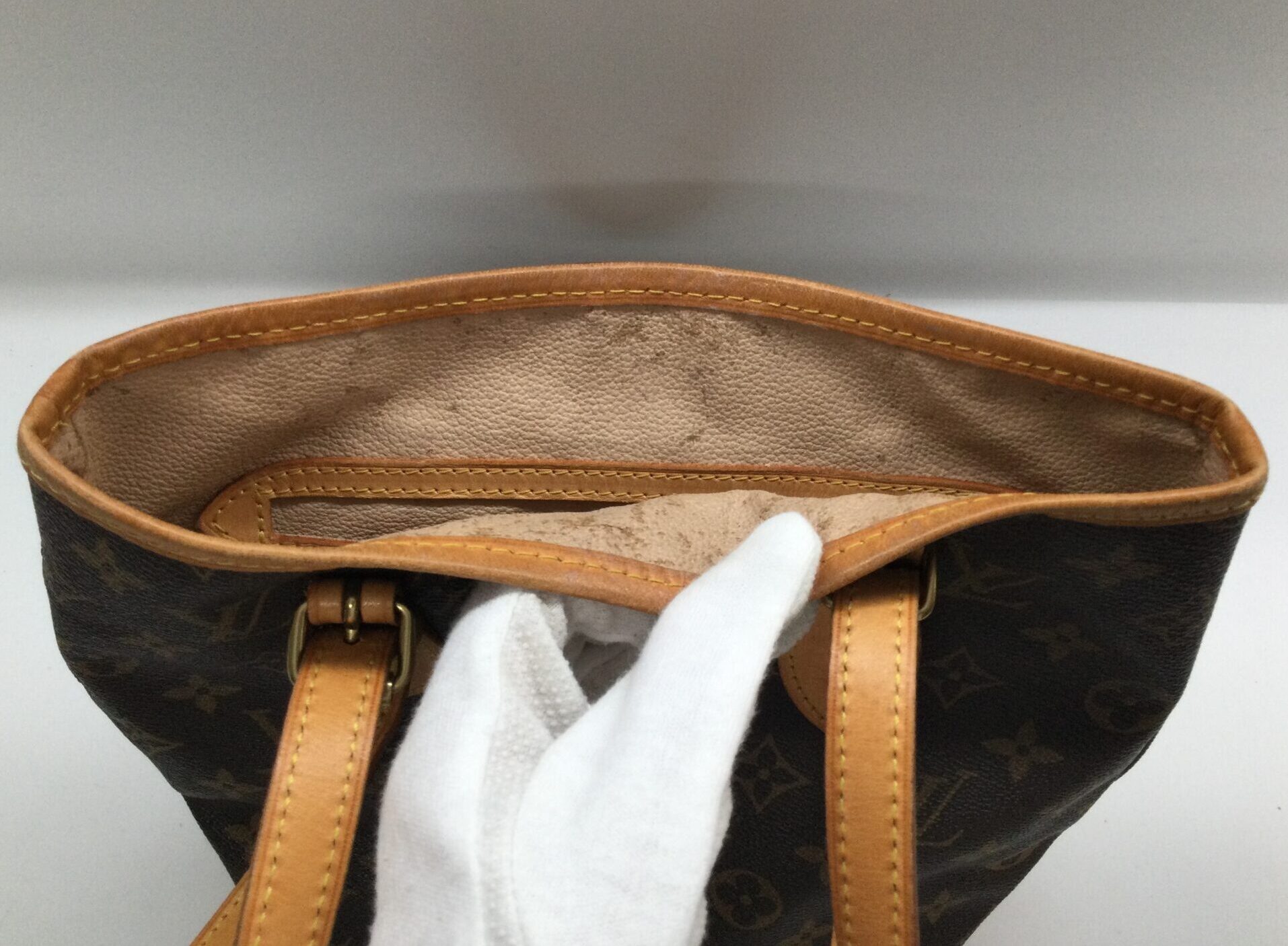 23-56 ルイヴィトン(Louis Vuitton)バケットバッグ・付属ポーチ　内装交換ビフォー