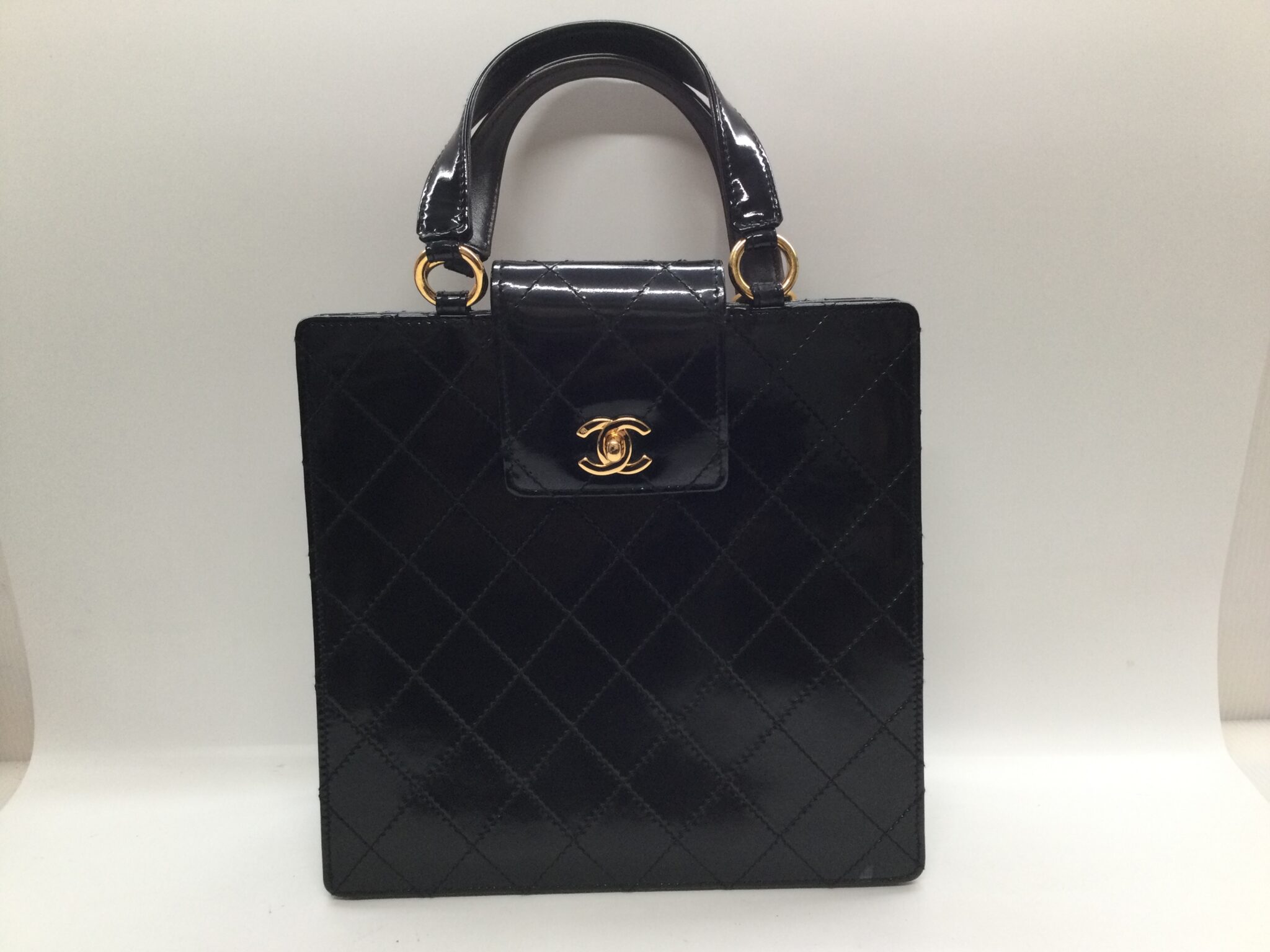 25-55 シャネル(CHANEL)エナメルバッグ　トップコート