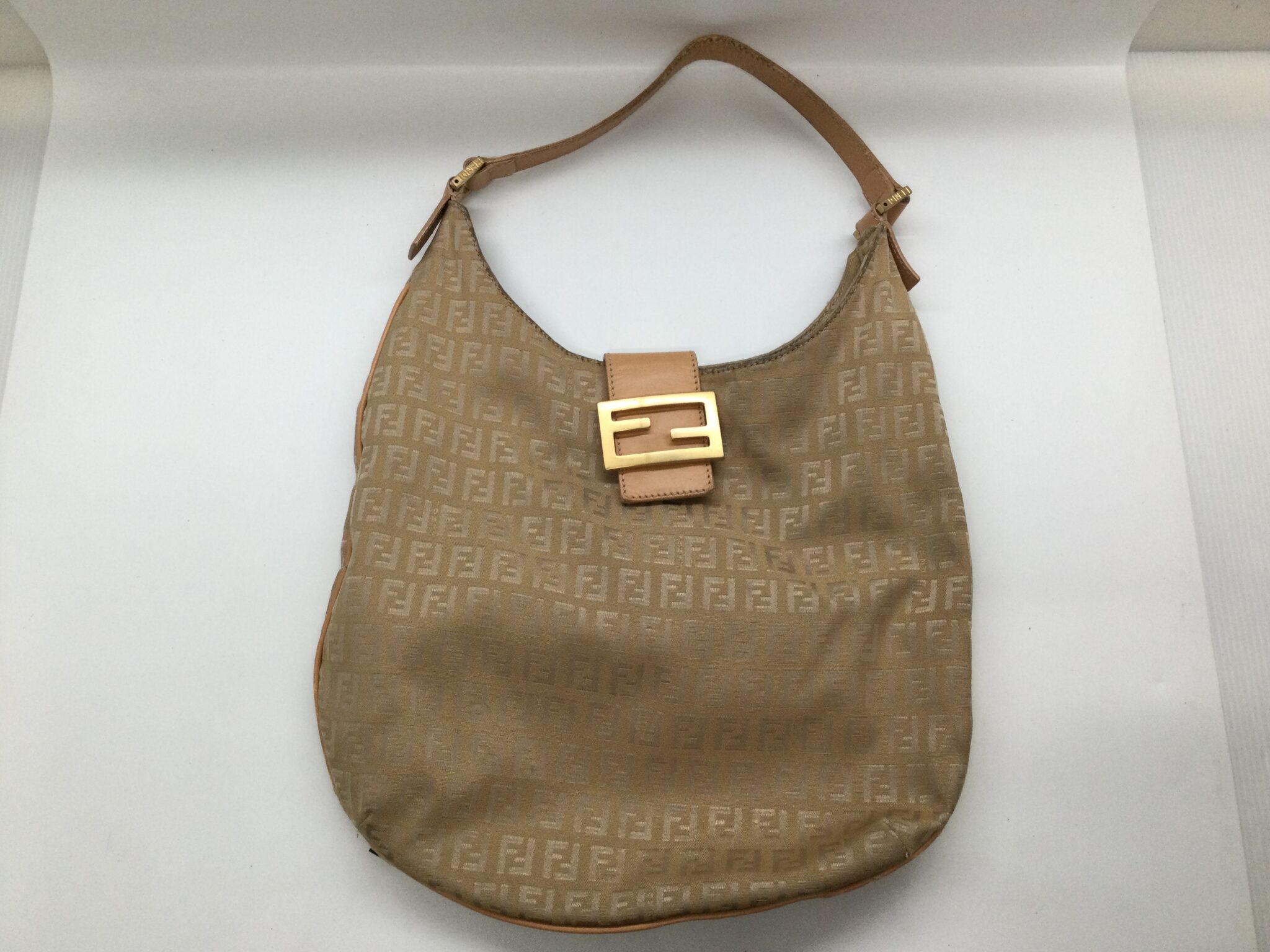 25-49 フェンディ(FENDI)バッグ　口革取り付け・パイピング交換