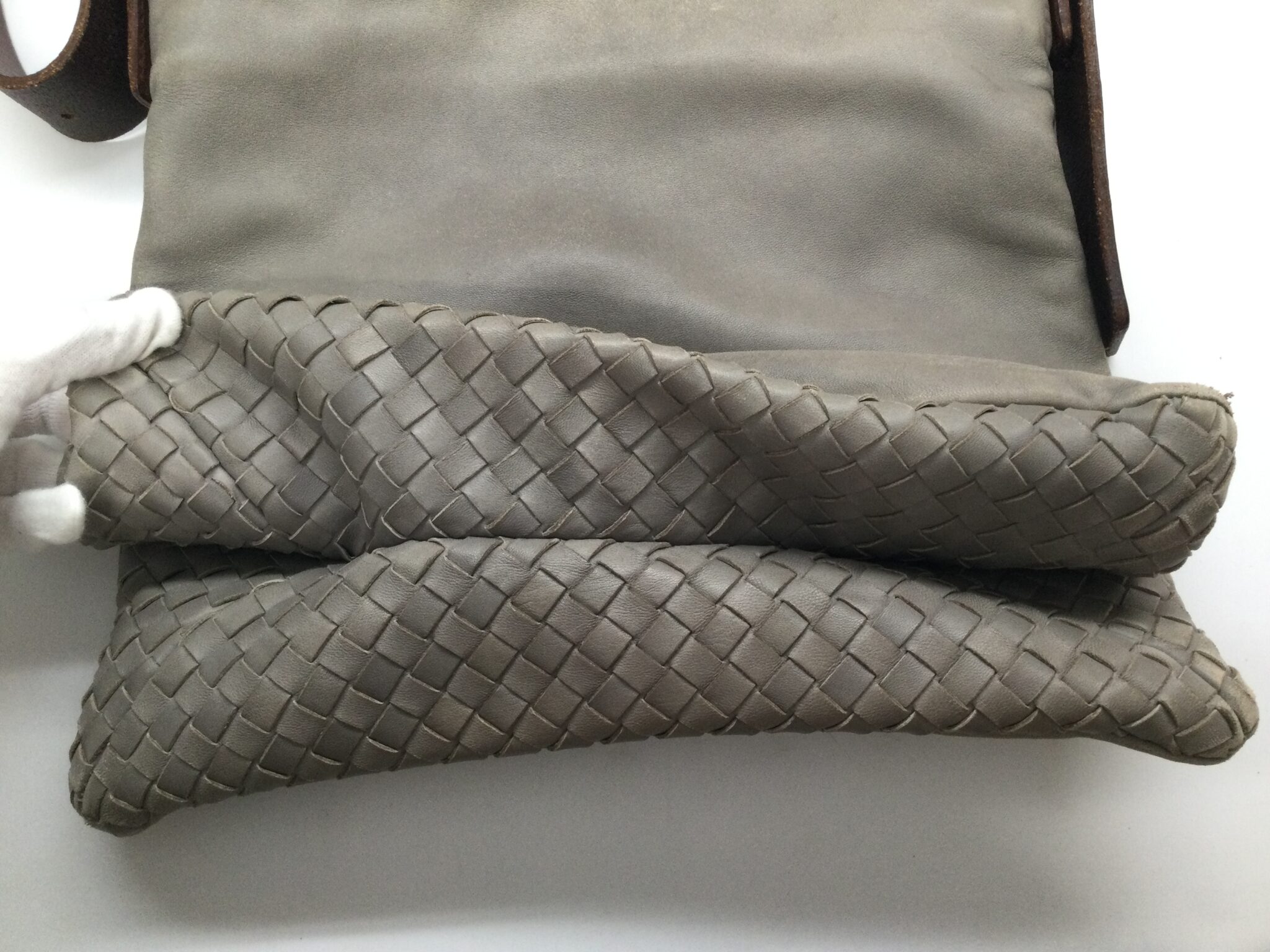 25-52 ボッテガヴェネタ(bottega venetta)イントレチャートバッグ　色補正ビフォー