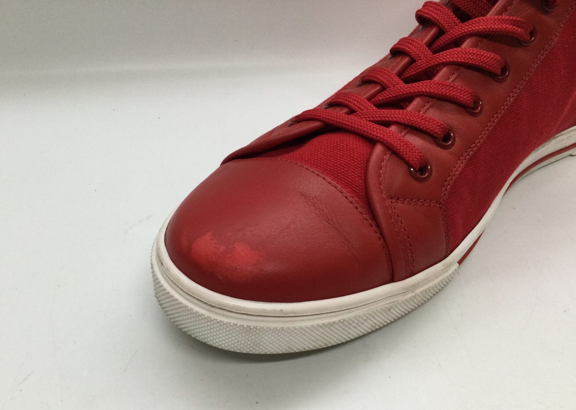 25-45 ルイヴィトン(Louis Vuitton)スニーカー　色補正ビフォー