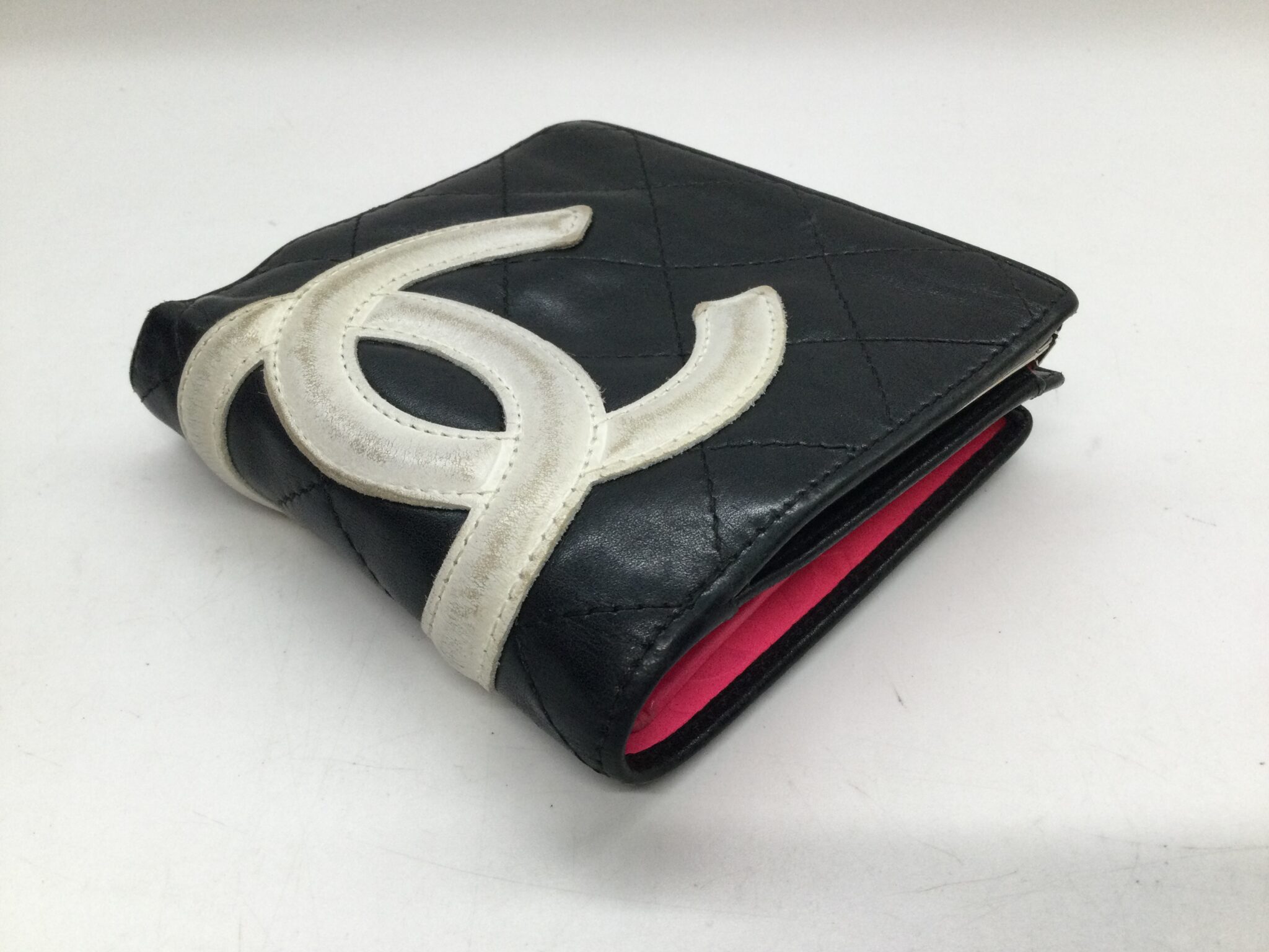 25-90 シャネル(CHANEL)カンボン財布　色補正ビフォー