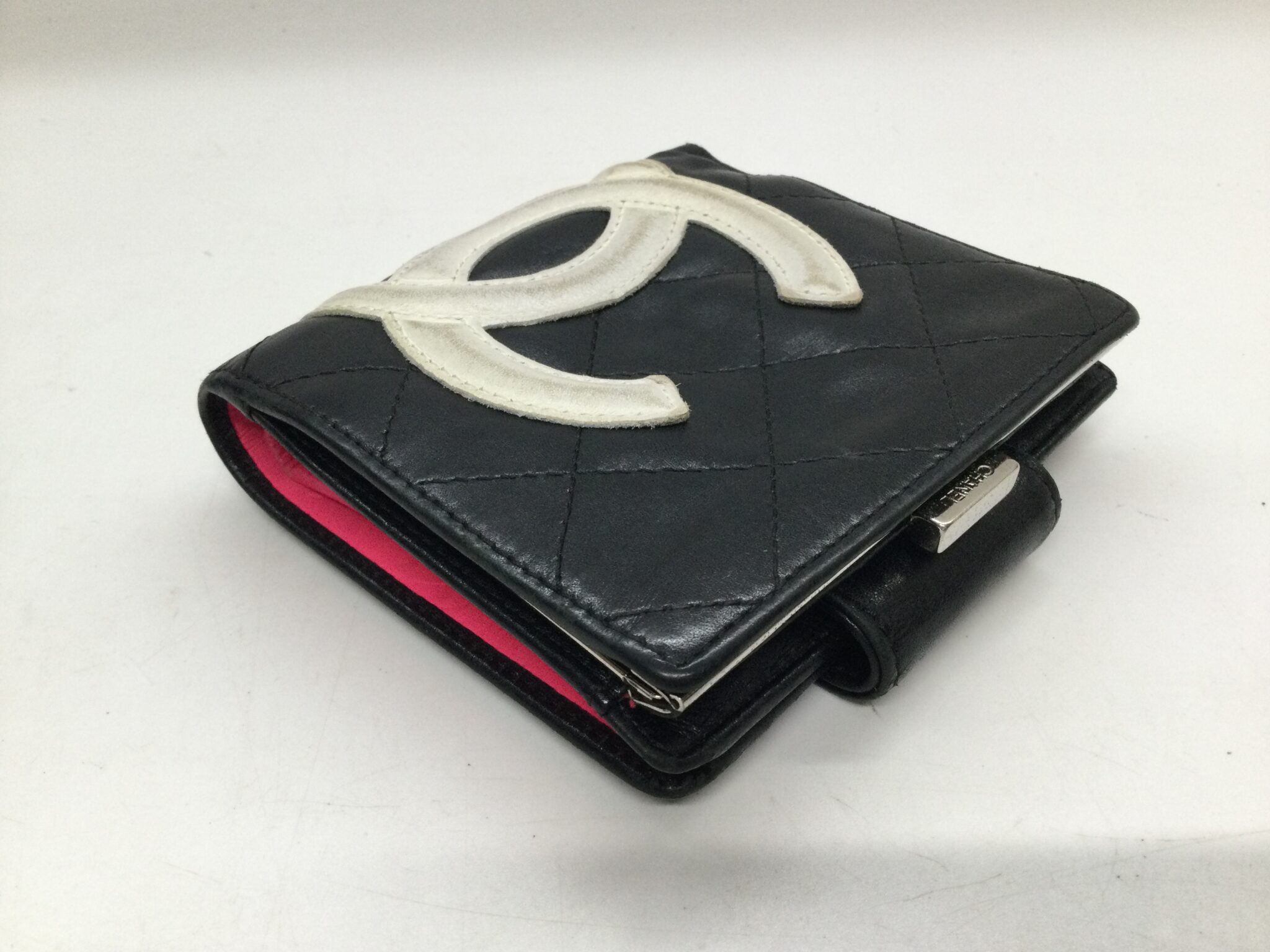 25-90 シャネル(CHANEL)カンボン財布　色補正ビフォー