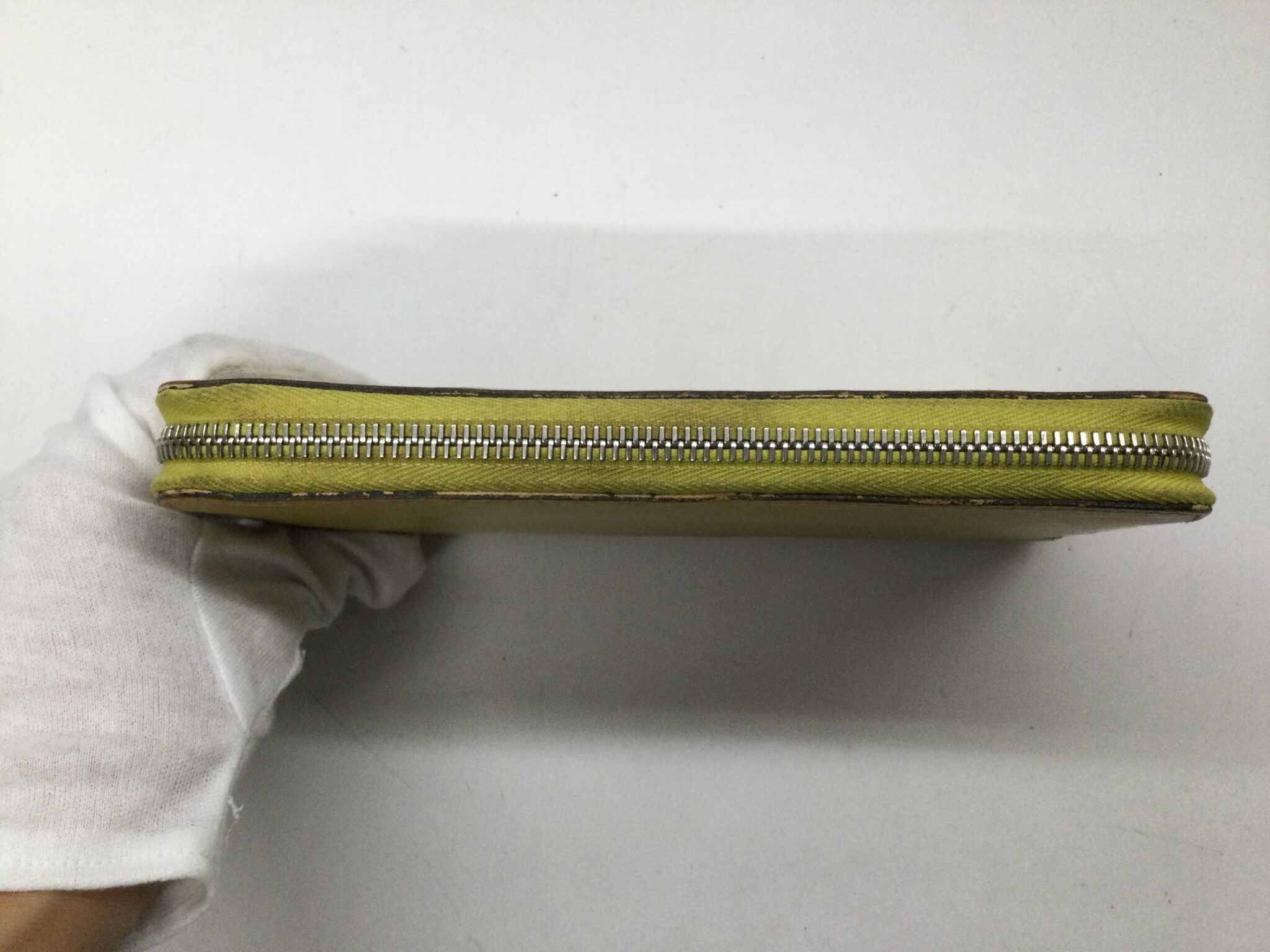 25-97 ルイヴィトン(Louis Vuitton)エピ財布　色補正・ファスナー交換ビフォー