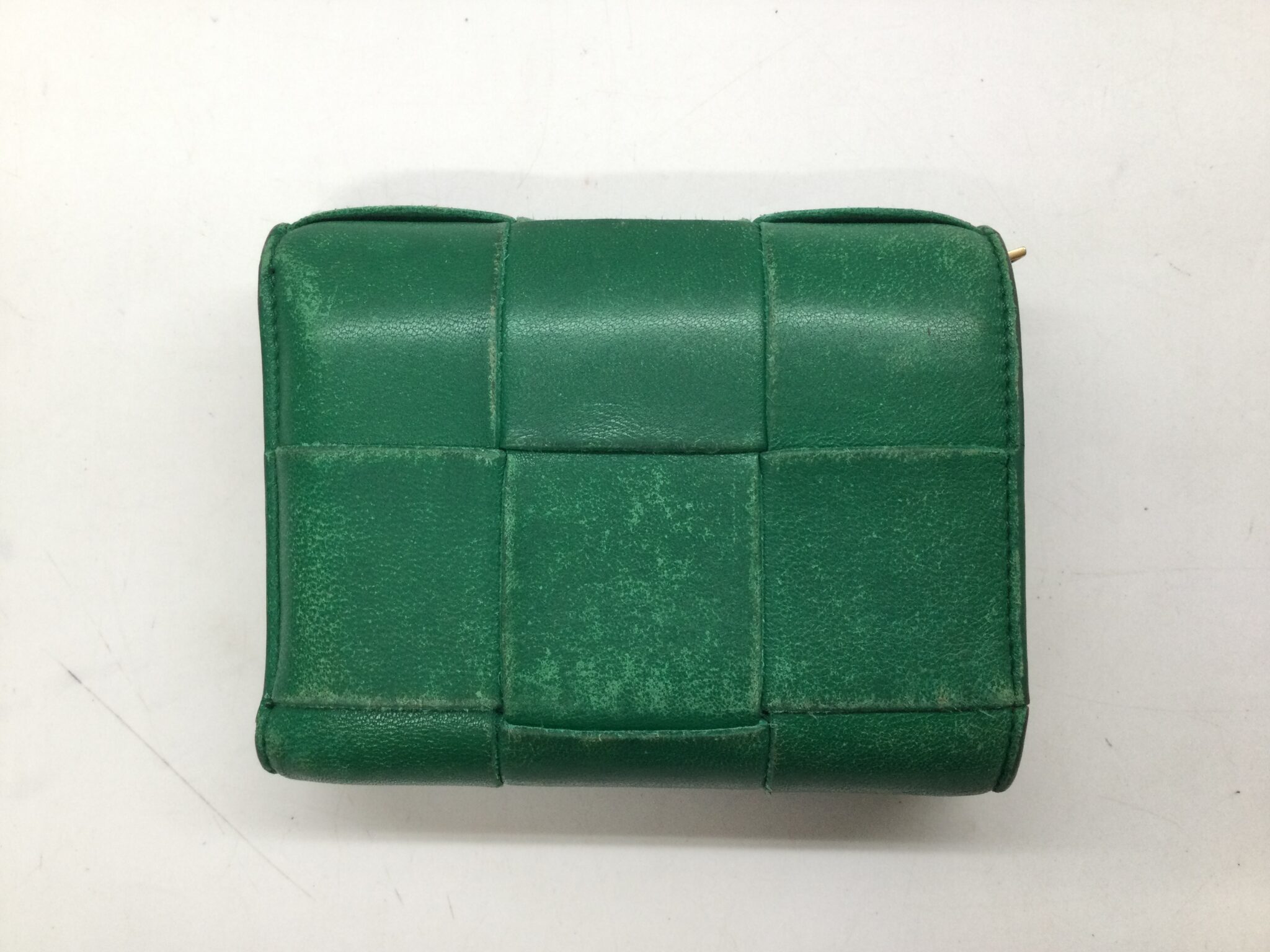 25-96 ボッテガヴェネタ(bottega venetta)財布　色補正ビフォー