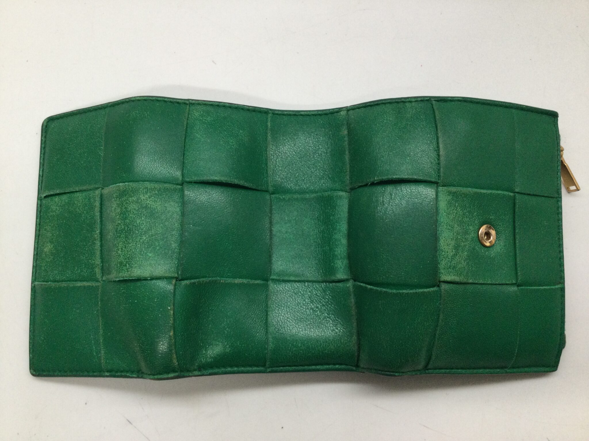 25-96 ボッテガヴェネタ(bottega venetta)財布　色補正ビフォー