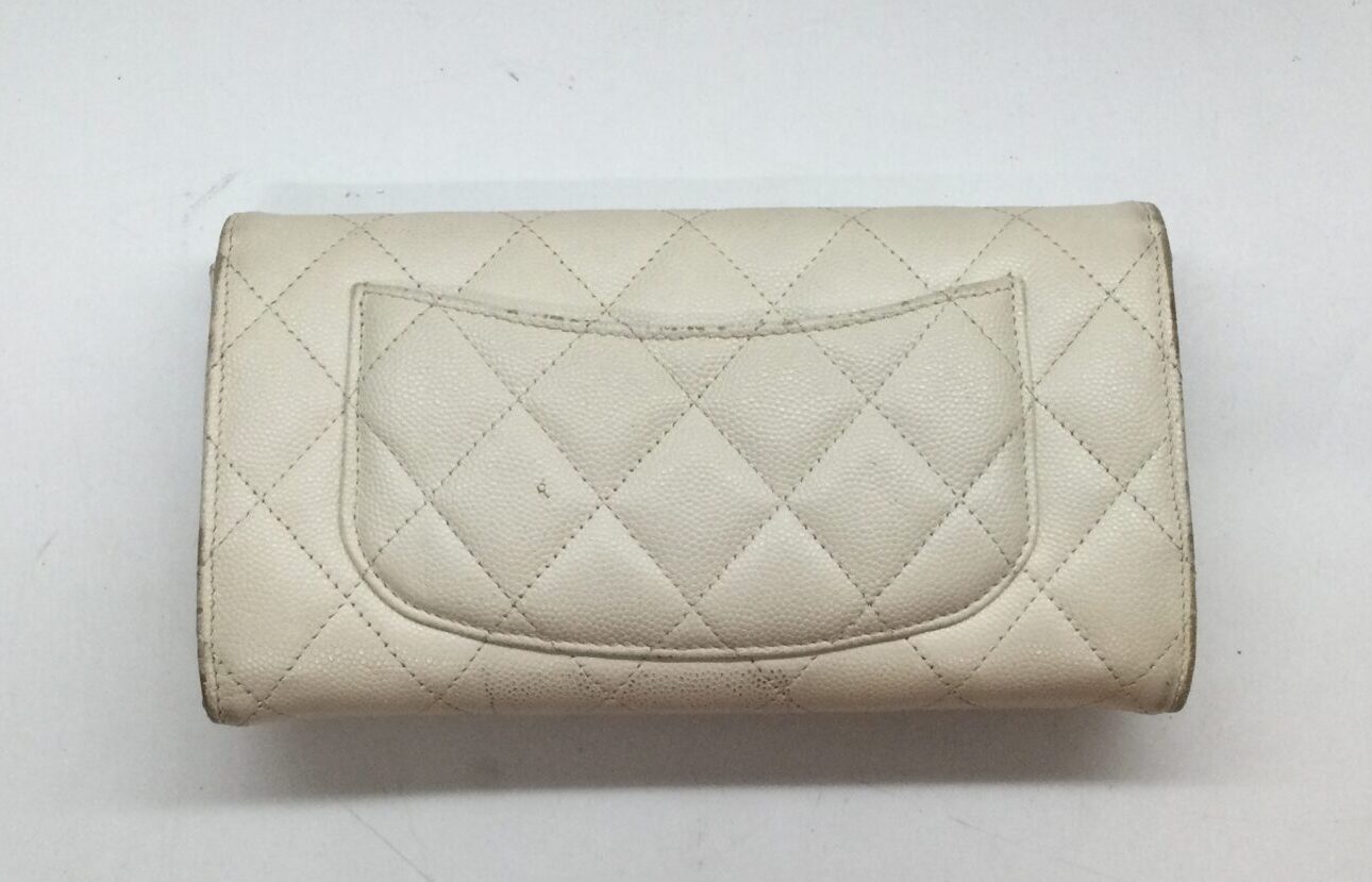 26-01 シャネル(CHANEL)マトラッセ財布　色補正ビフォー