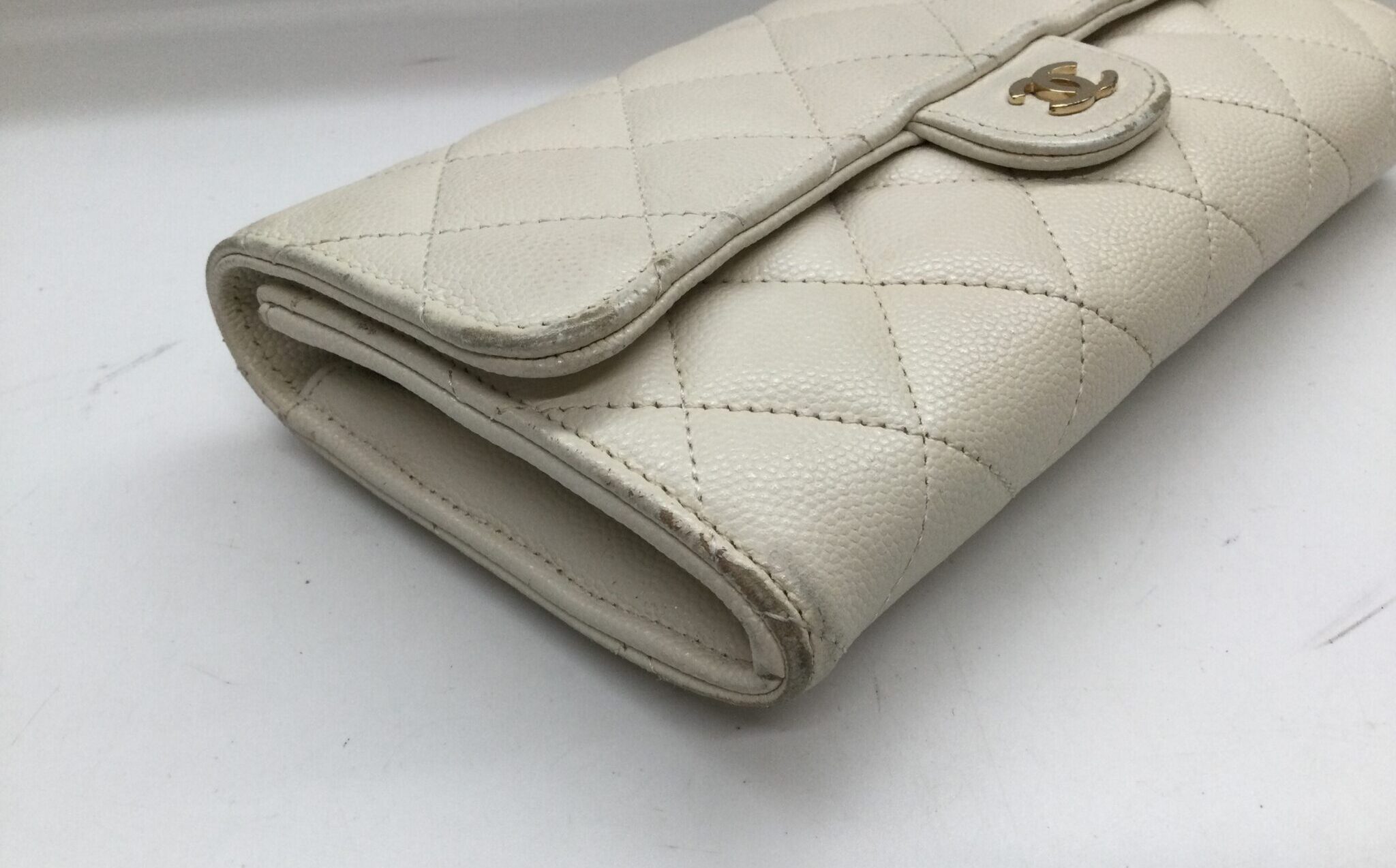 26-01 シャネル(CHANEL)マトラッセ財布　色補正ビフォー