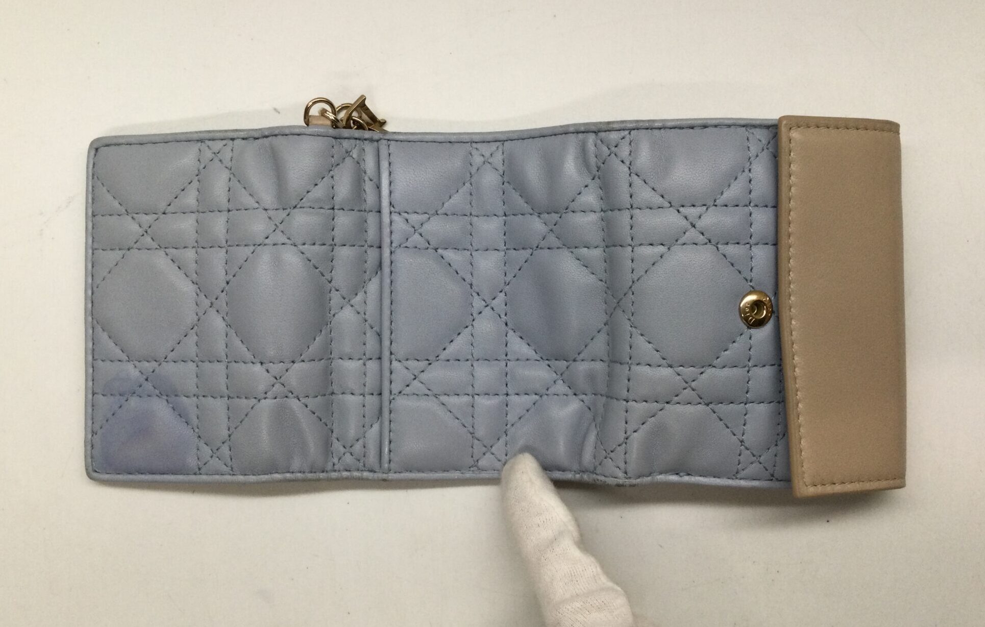 26-07 ディオール(Dior)レディディオール財布 色補正ビフォー